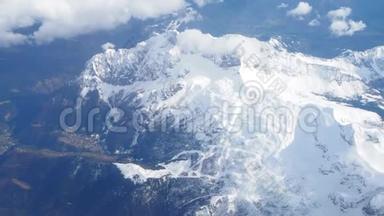 春天从飞机的窗户上看到的普雷斯拉纳山，<strong>还有</strong>很多雪